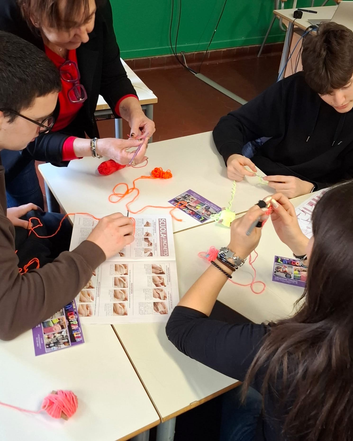 L’UNCINETTO CHE UNISCE: MATTINATA AL LICEO ULIVI